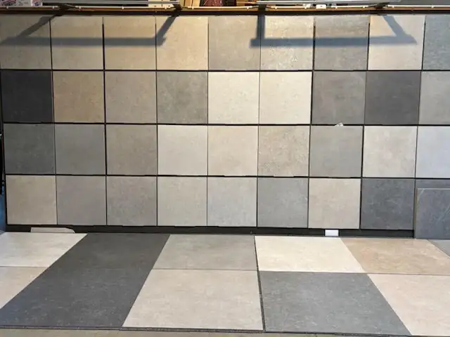 Mur d'exposition de carrelages intérieurs